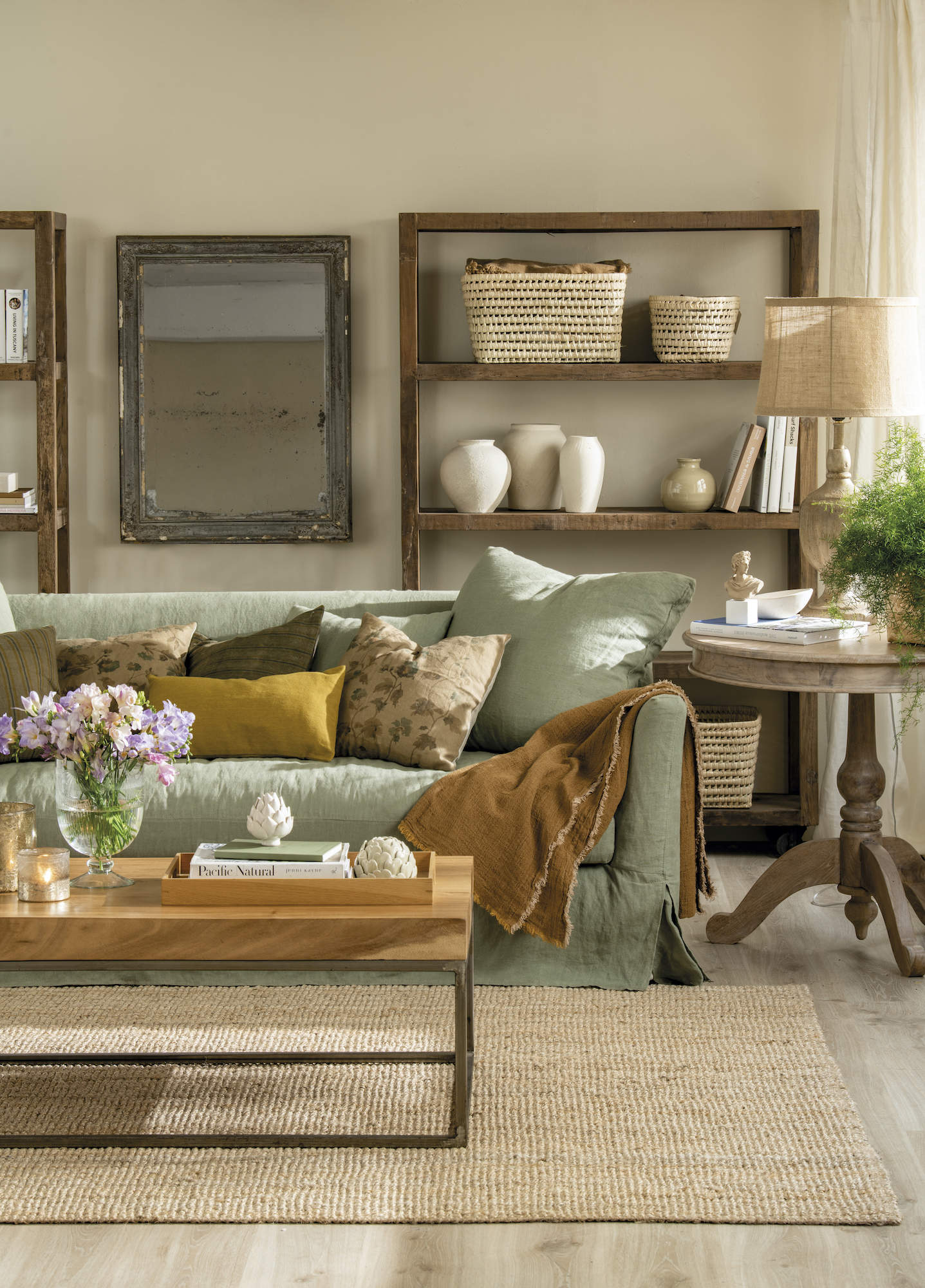 sofa verde con cojines y plaid marrones