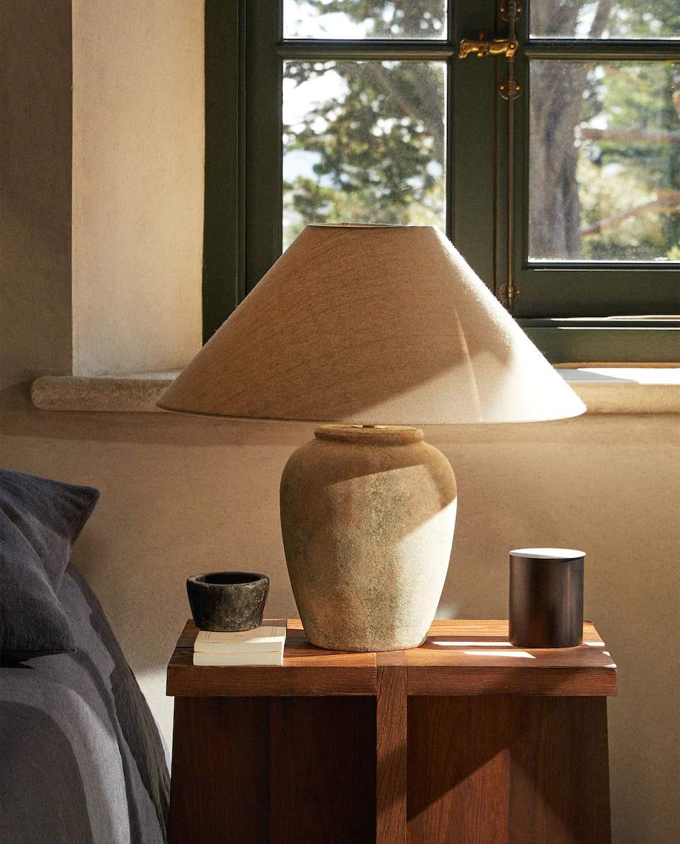 Lámpara con base de cerámica de estilo rústico