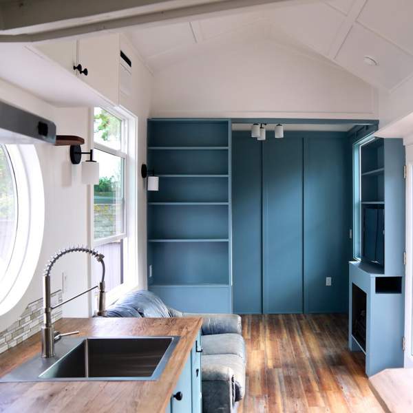 Una mini casa prefabricada en blanco y azul con muchas ideas de almacenaje (por solo 50.000 euros)
