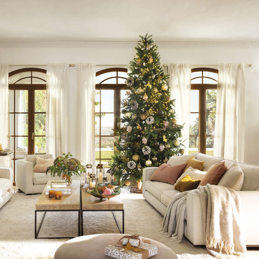 Salón con dos sofás decorado de Navidad con árbol de Navidad