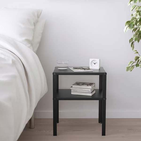 IKEA no para de vender esta mesita de noche de edición limitada: cuesta menos de 10€ y es perfecta para dormitorios modernos