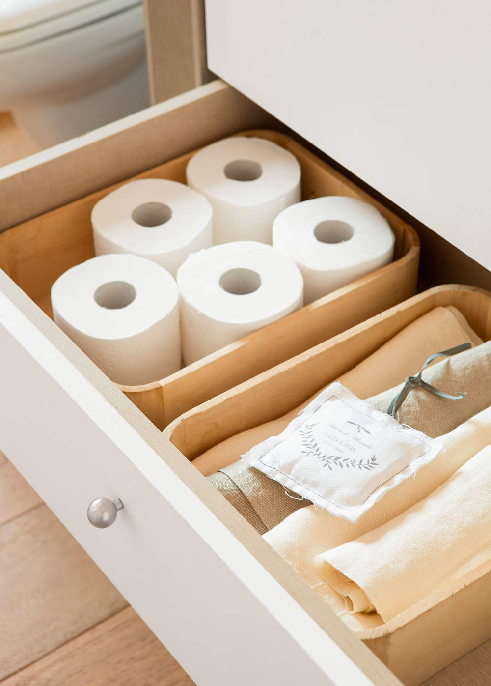 El trucazo del año con papel higiénico que limpia suelos y ventanas,  elimina manchas en la ropa o actúa como desodorante