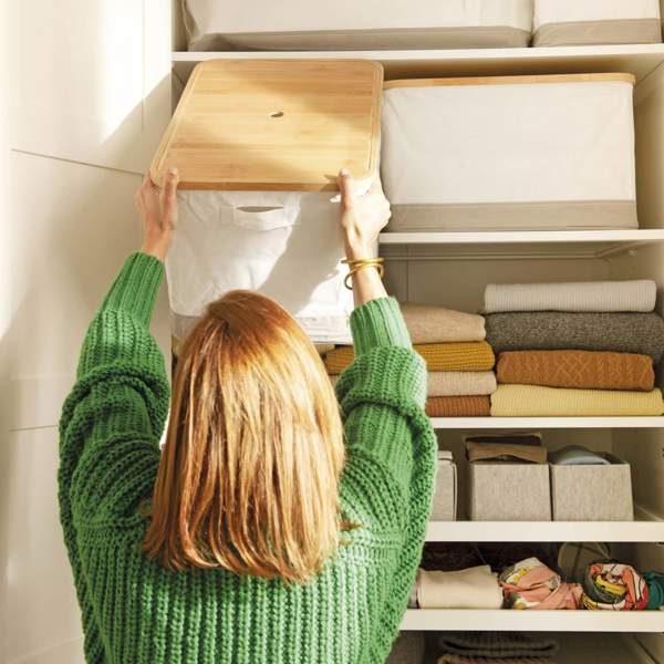 Mujer ordenando armario 