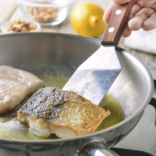 CON VÍDEO // El trucazo de experta para cocinar pescado y que no quede su olor en la cocina (y en toda la casa)