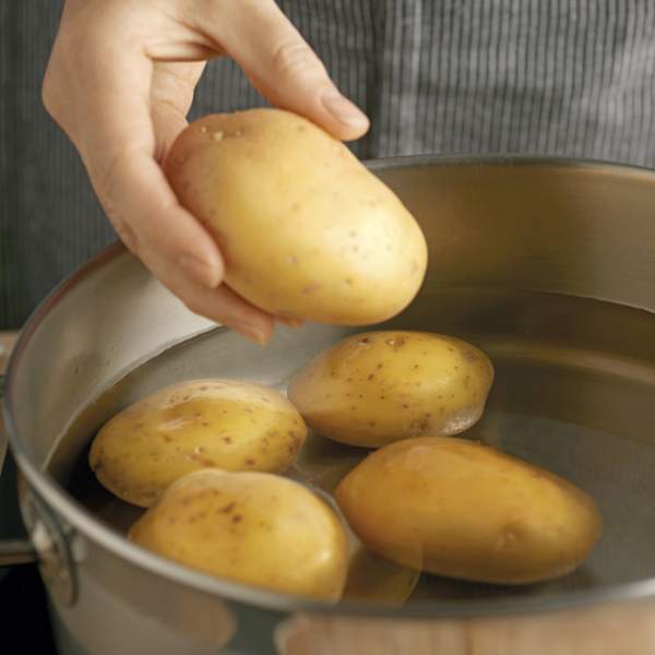 10 formas de aprovechar el agua de hervir las patatas que no conocías: sirve para las plantas, la limpieza, la cosmética...