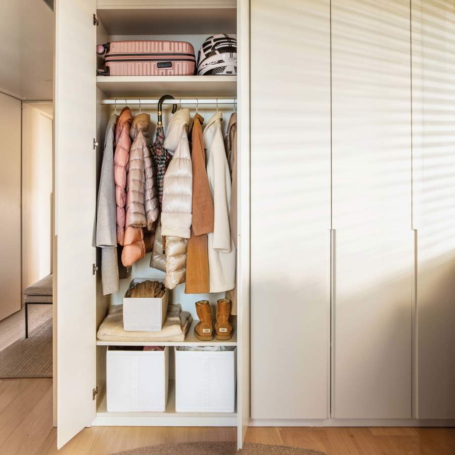 15 armarios bien aprovechados que solucionaron problemas de espacio en  pisos pequeños de El Mueble