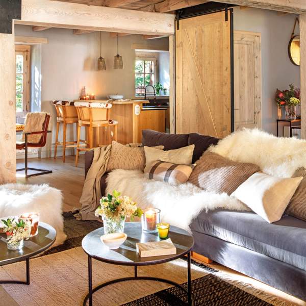Cómo decorar el sofá con mantas: el recurso favorito de la revista El Mueble para dar calidez y vestir el salón