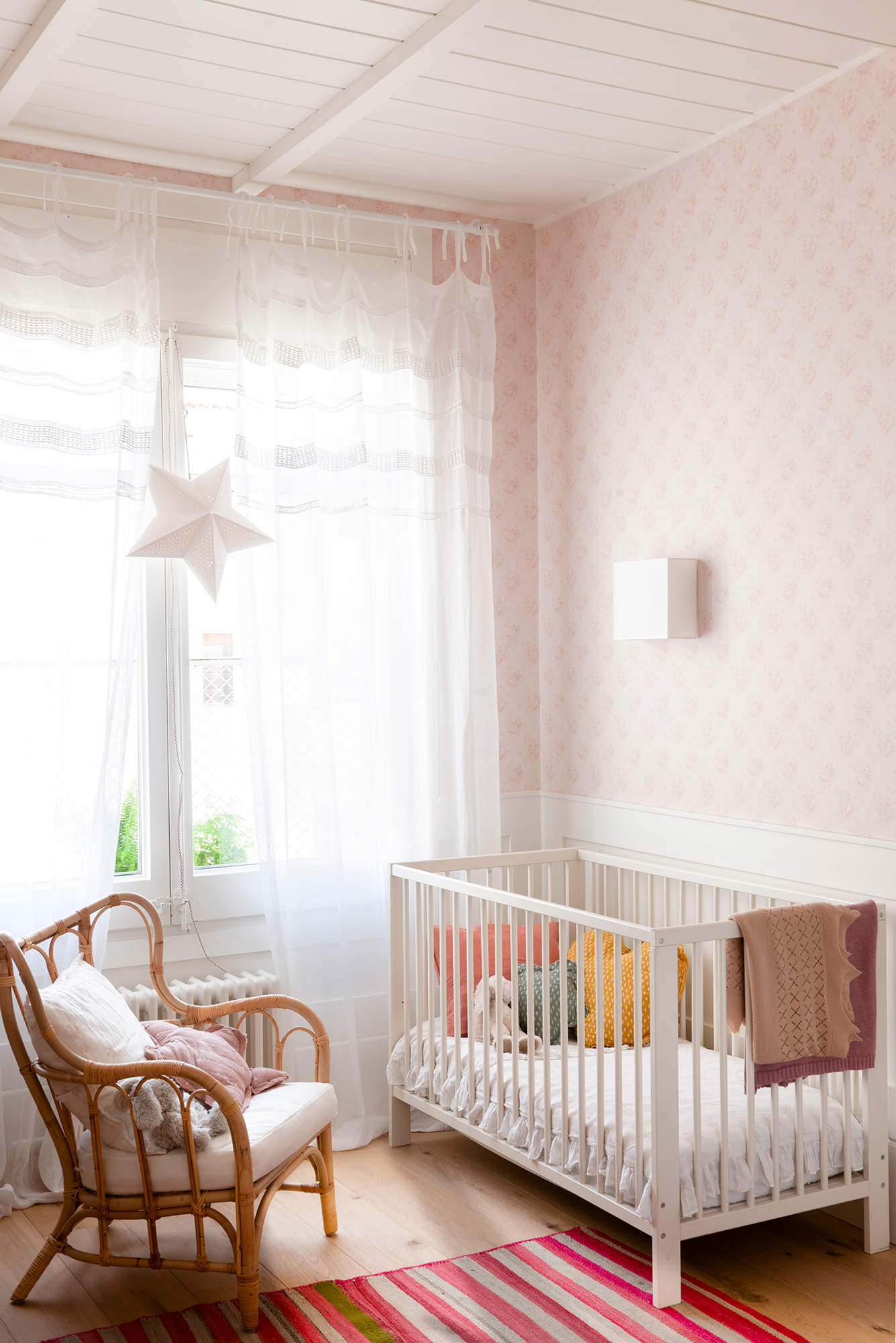 cuna y sillon de fibra en la habitacion del bebe.
