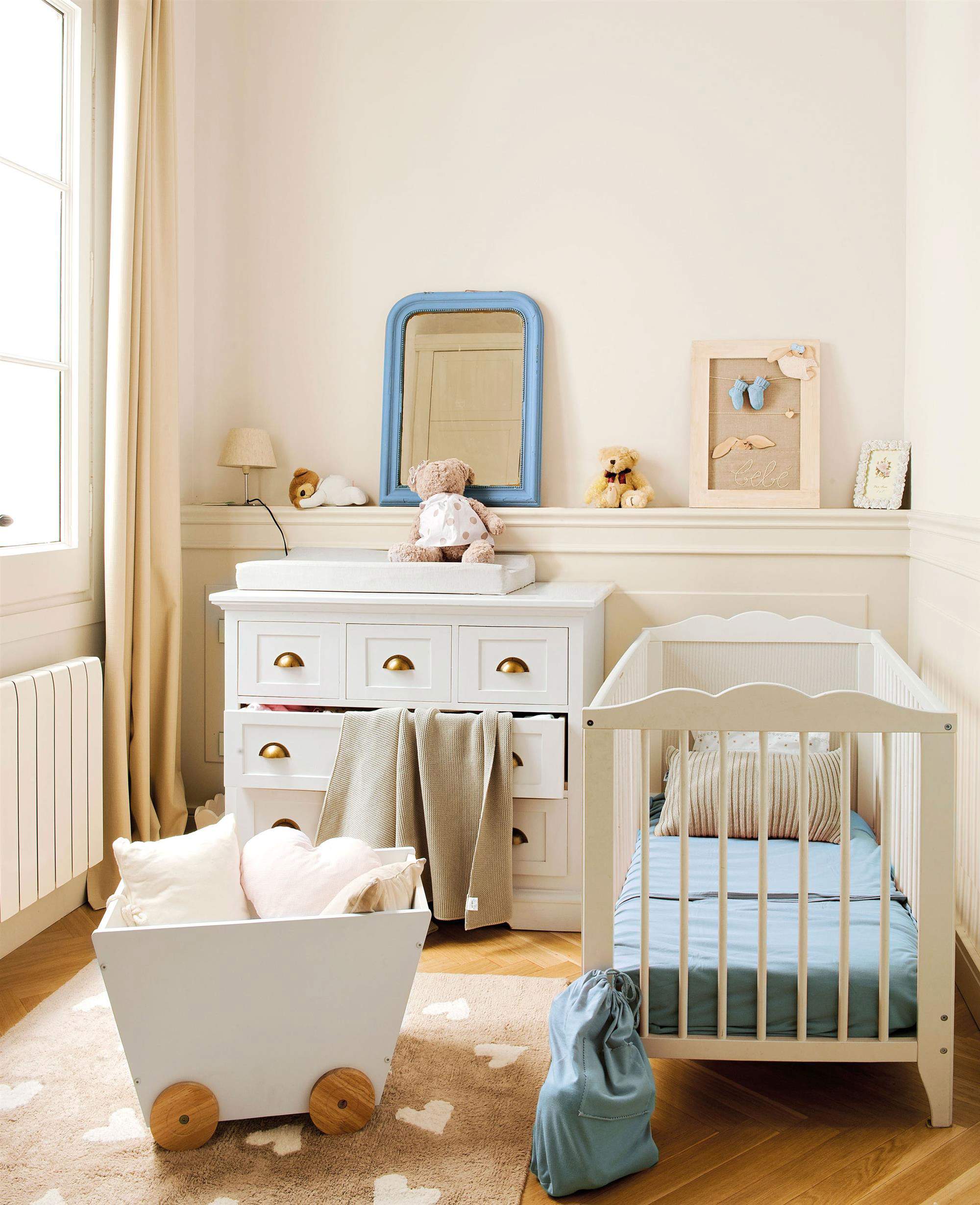 dormitorio de bebé en tonos blancos.