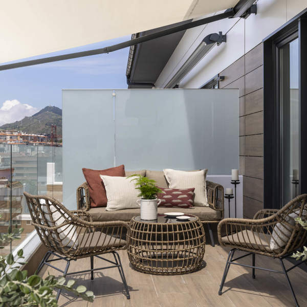 Antes y después: de ático simplón a dúplex elegante y moderno con toques de negro, madera y terraza de 50 m2 | CON PLANO