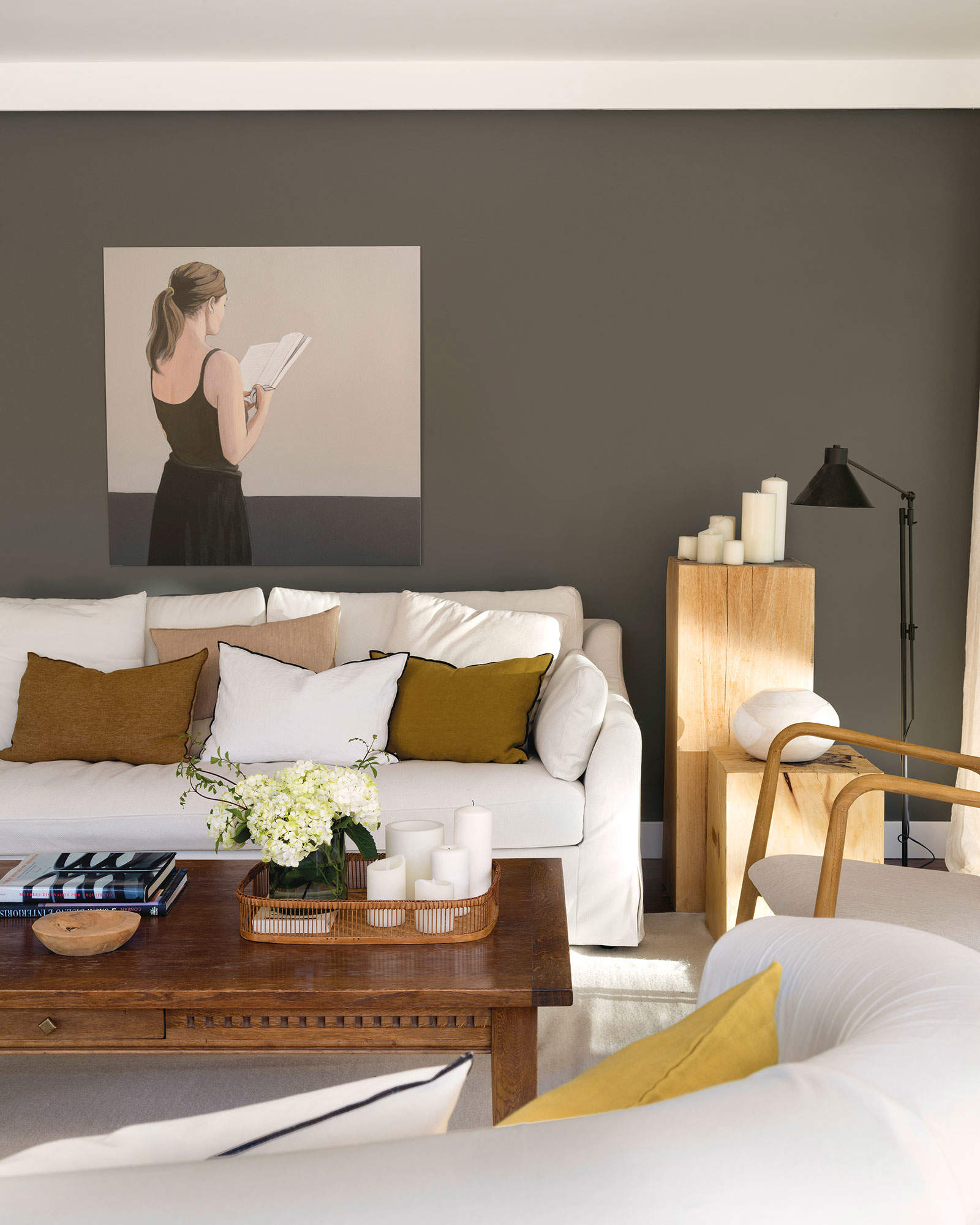 Salón con sofá blanco, pared pintada de gris y cuadro