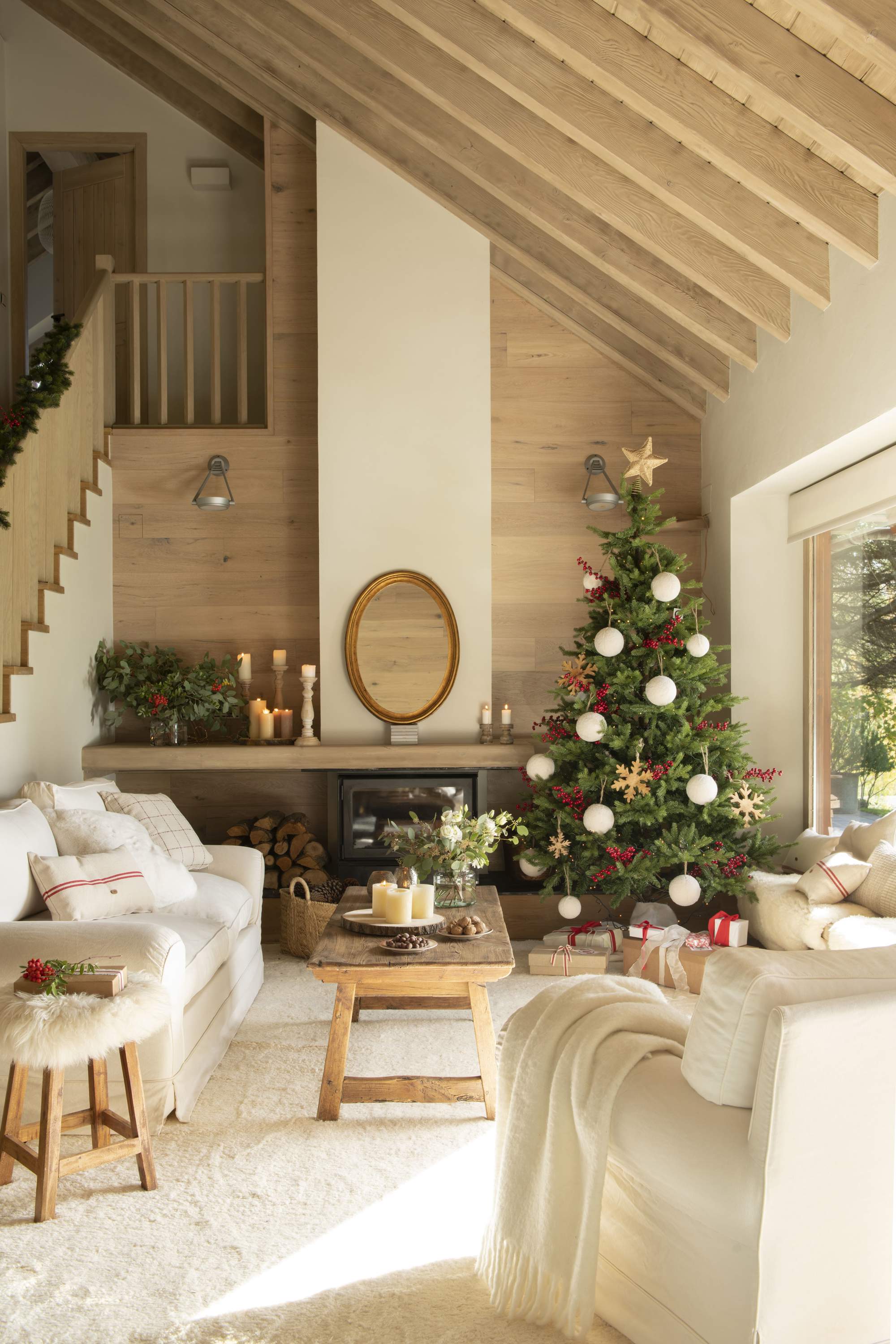 Salón rústico con árbol de Navidad