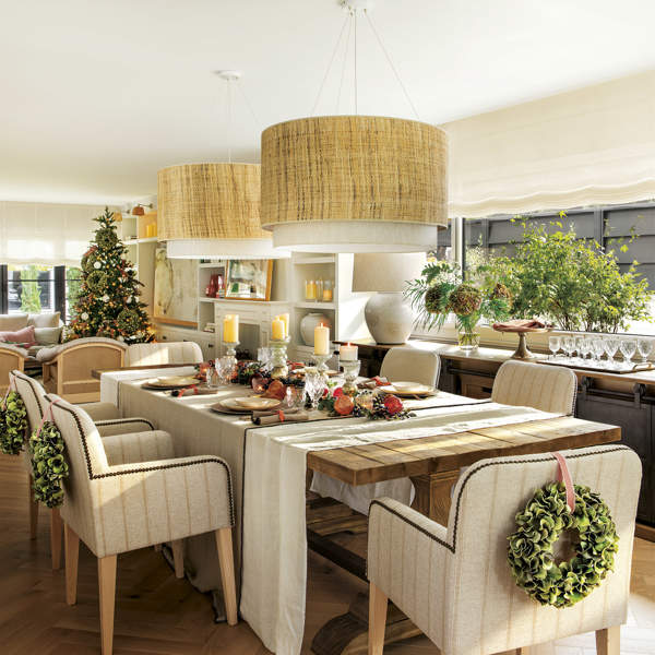 Una casa blanca llena de ideas decorada de Navidad por la revista El Mueble: ¡te encantarán sus toques de color! // VÍDEO y FOTOS