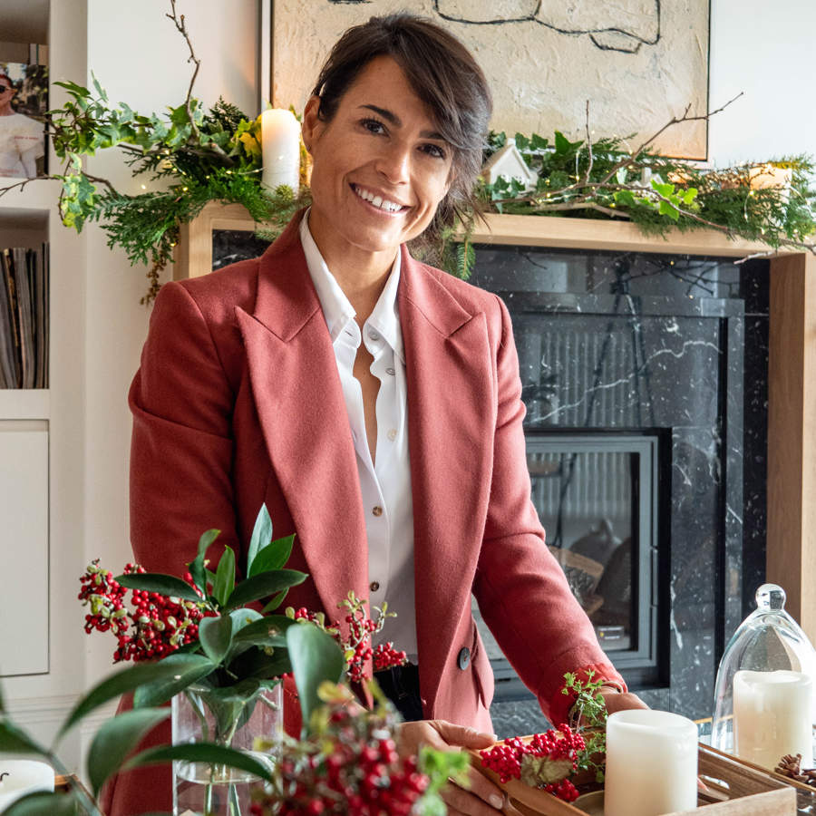 Natalia Zubizarreta posa en su casa con decoración navideña