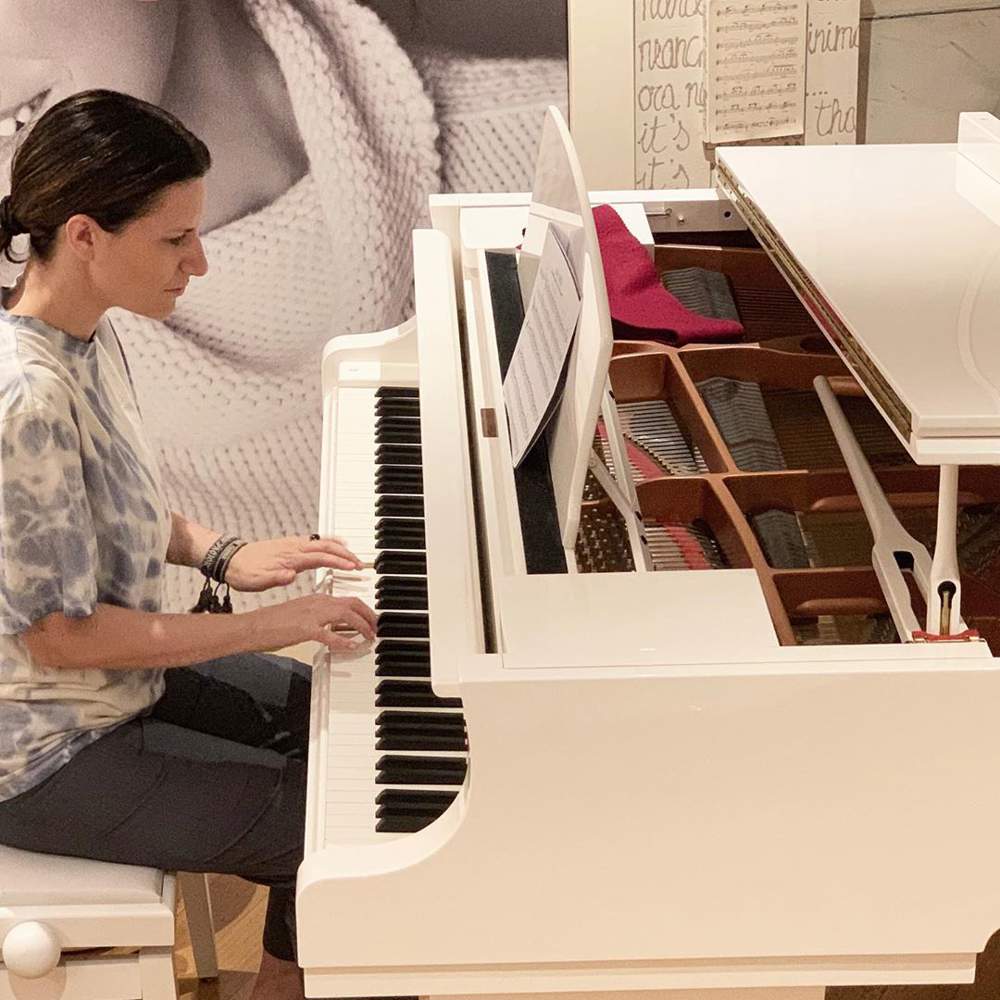 Laura Pausini en el piano de su casa
