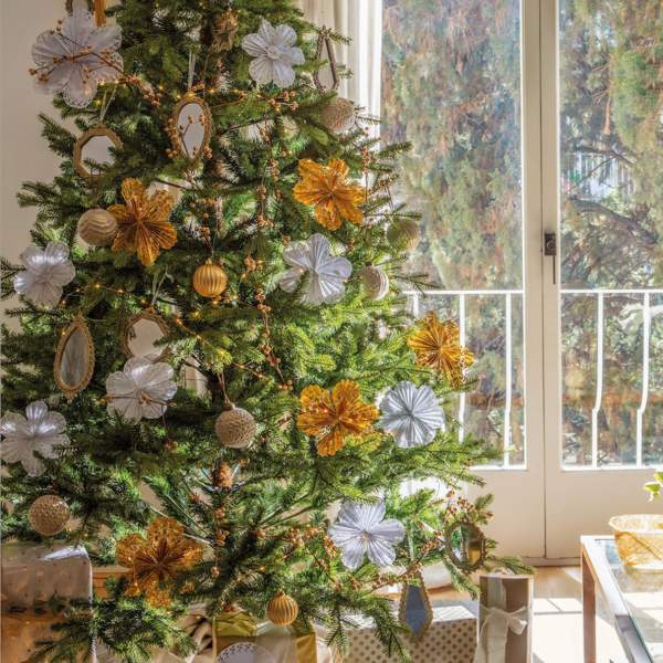 VÍDEO // Cómo hacer unas mágicas estrellas DIY para un árbol de Navidad como el de la revista El Mueble: ¡el adorno más único y elegante!