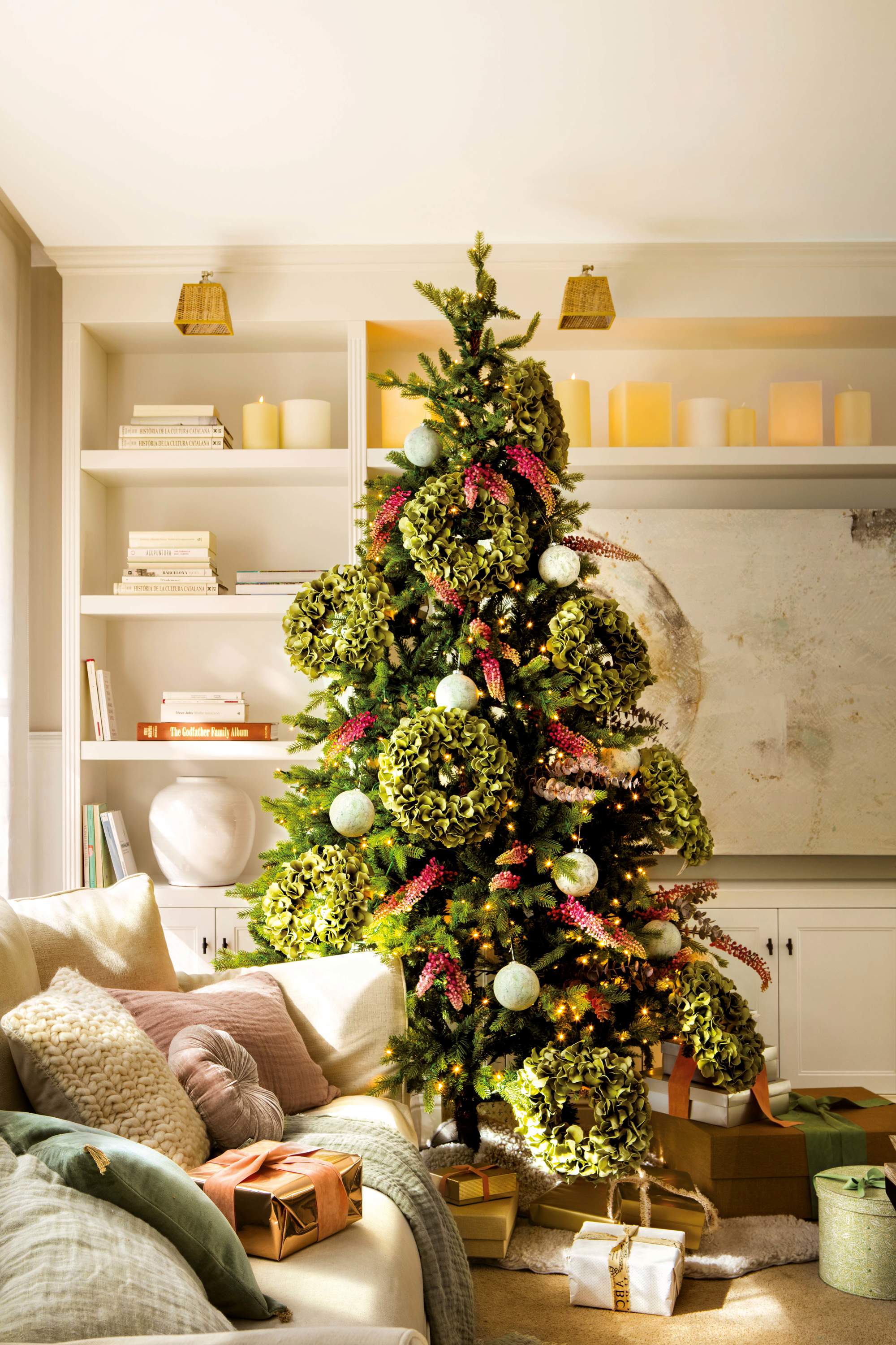 Salón con árbol de Navidad decorado con coronas de hortensia