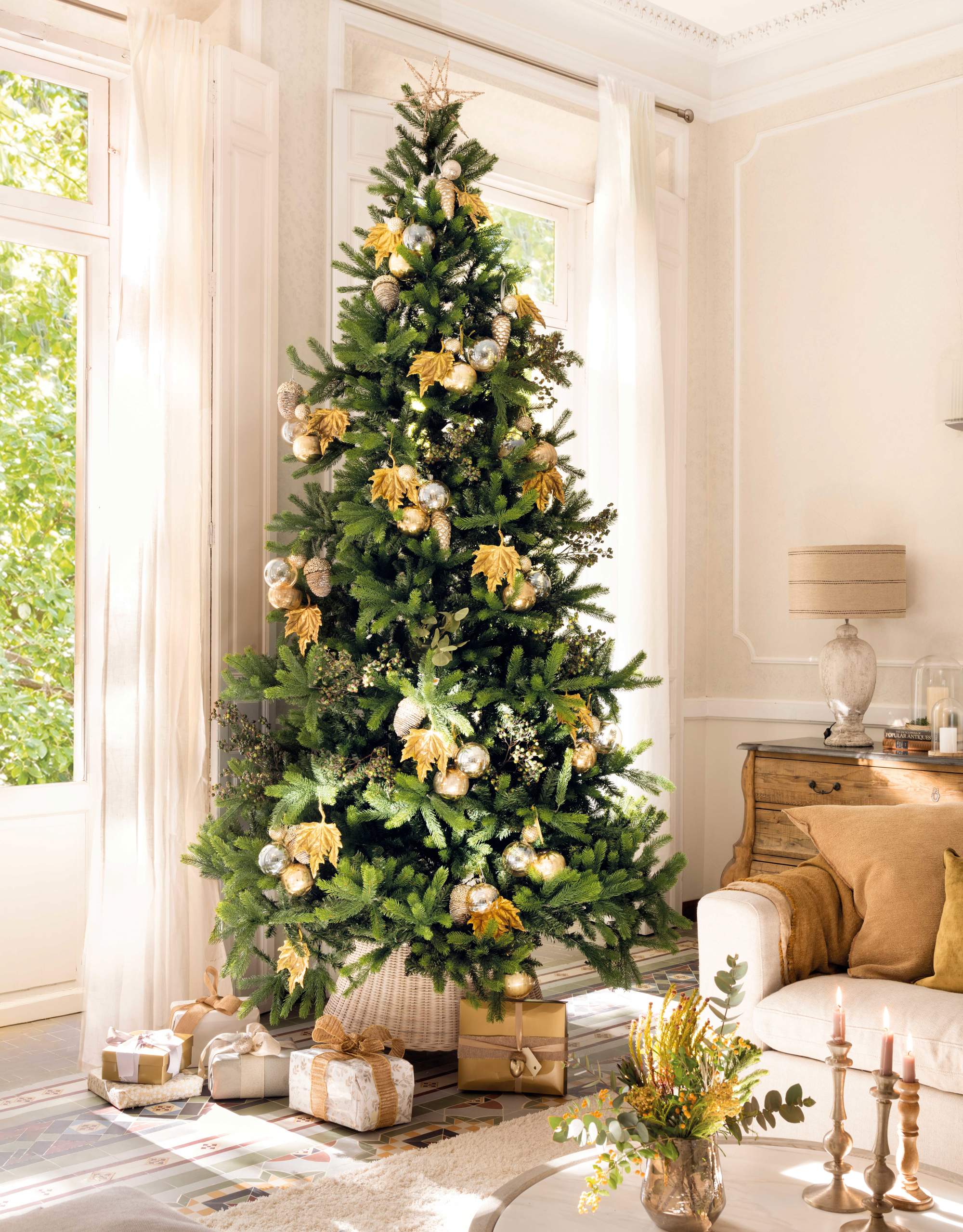 Árbol de Navidad decorado con hojas doradas