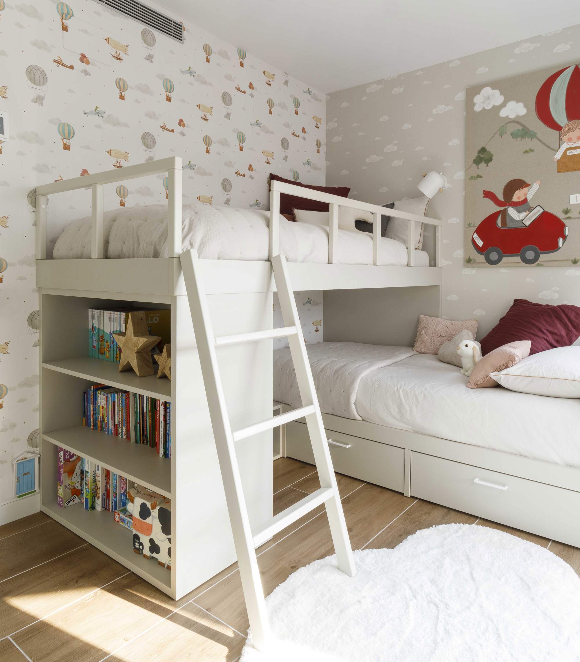 Dormitorio infantil decorado con papel pintado, y litera en L