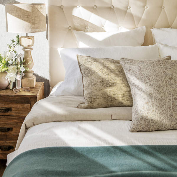 Cómo elegir la almohada para dormir bien: cuál es la mejor, cómo te afecta al descanso y otros consejos de experto a tener en cuenta