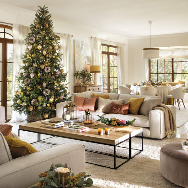 Salón con sofá, alfombra y árbol de Navidad