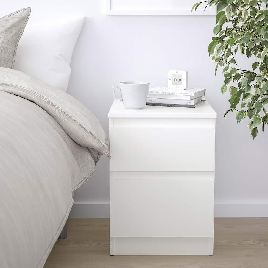 Esta minicómoda de IKEA tiene el tamaño perfecto para ser usada como mesita de noche en dormitorios pequeños