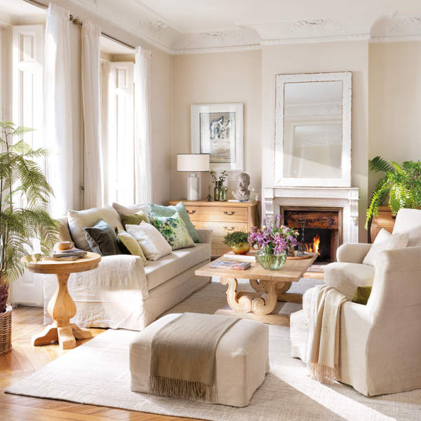 Un salón muy El Mueble decorado desde cero: con mucho estilo en blanco y madera, con toques neoclásicos, ¡y mucha luz!