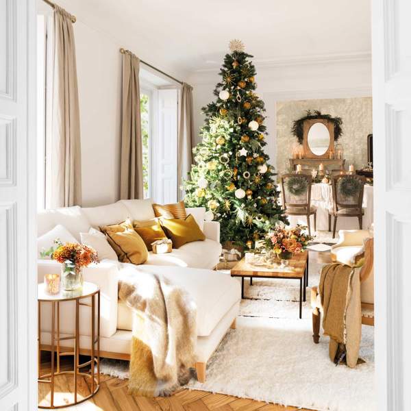 Al detalle: 5 FOTOS e IDEAS del salón navideño más elegante de la revista El Mueble con toques de blanco y dorado