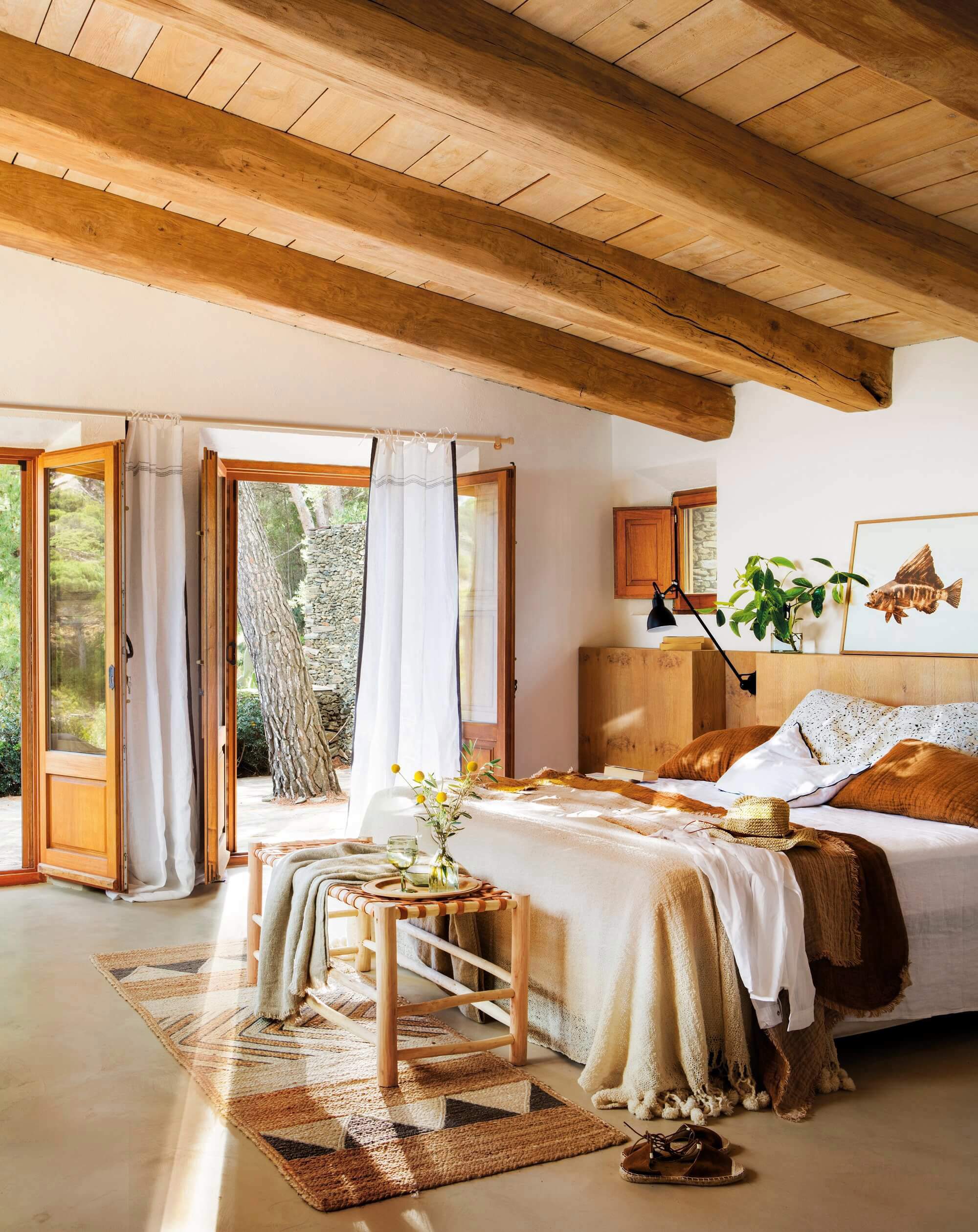 Dormitorio rústico con vigas de madera y decoración en blanco y tonos tierra