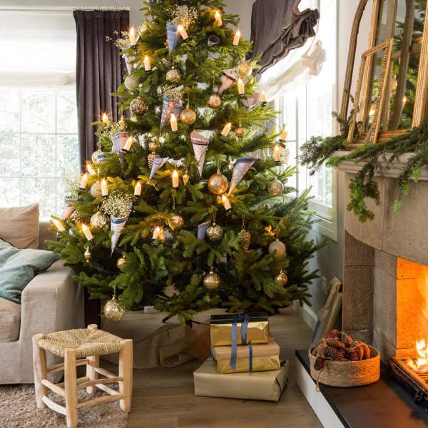 8 ideas muy baratas pero elegantes para decorar el árbol de Navidad como una decoradora (vistas en las casas de El Mueble)