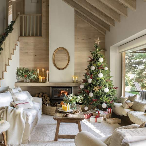 Salón con chimenea decorado de Navidad