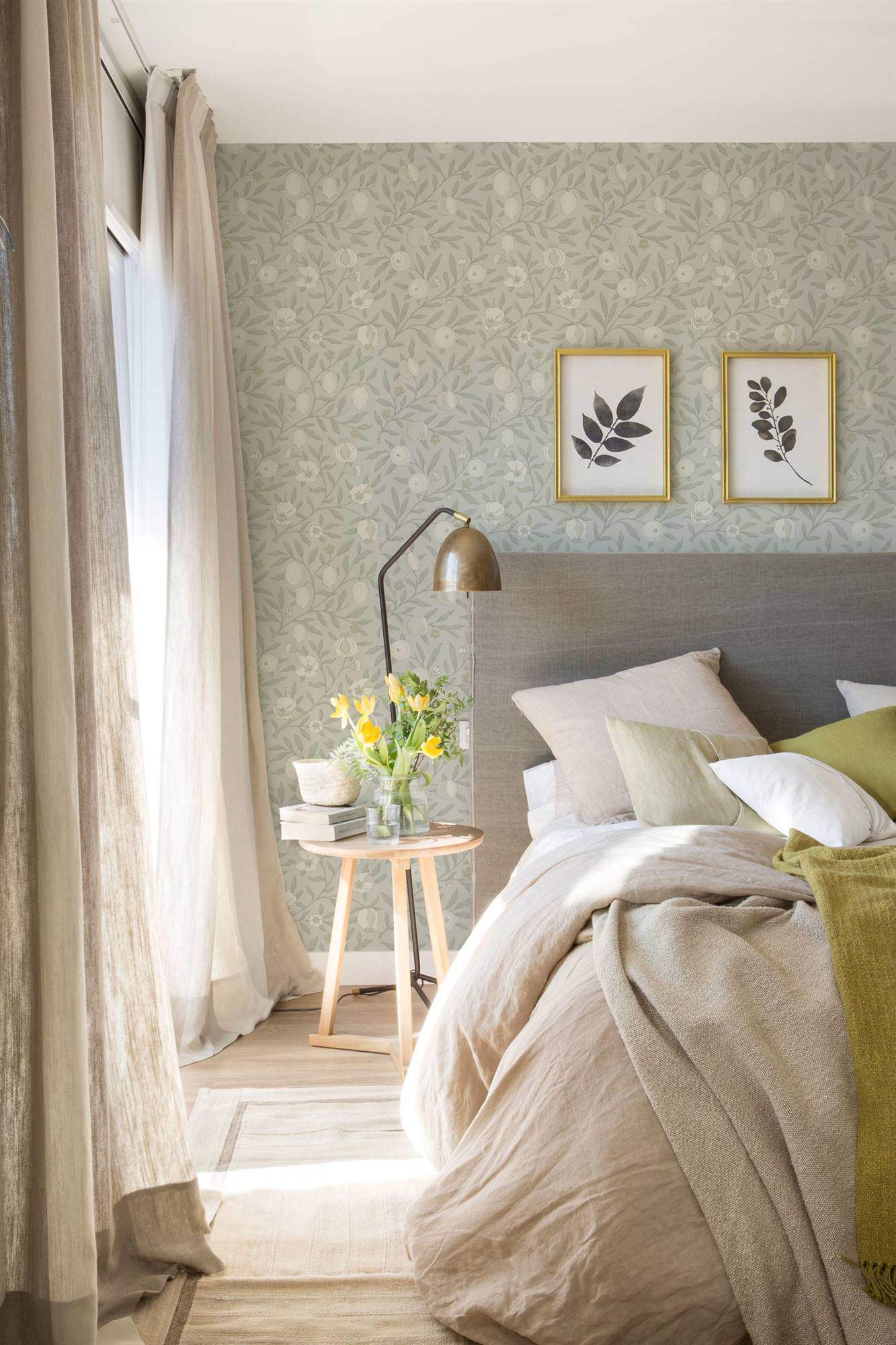 Dormitorio con pared del cabecero con papel pintado