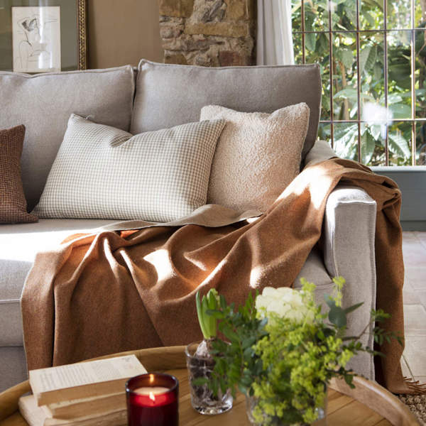 Aldi rebaja la manta reversible más calentita y agradable para que disfrutes de tus tardes invernales en el sofá