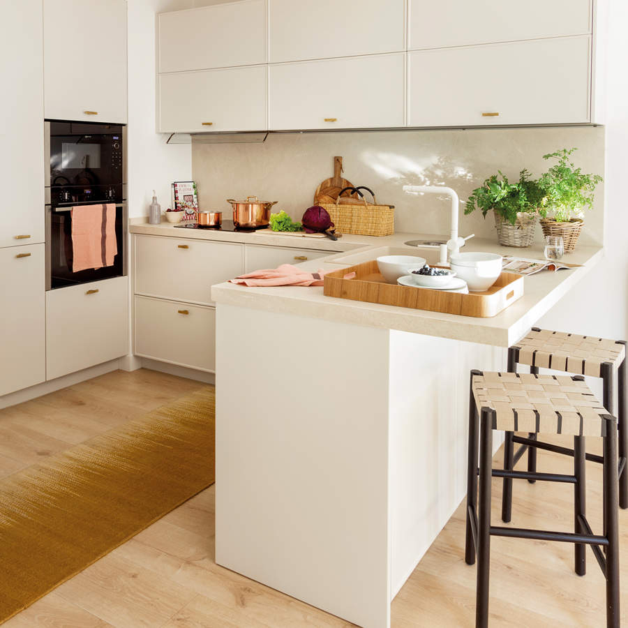 Estos taburetes altos de IKEA le darán un aire nuevo al office de tu cocina