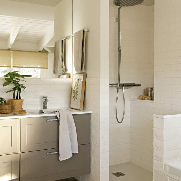 Adiós a la mampara en el baño: las 5 alternativas más estilosas para baños pequeños de El Mueble
