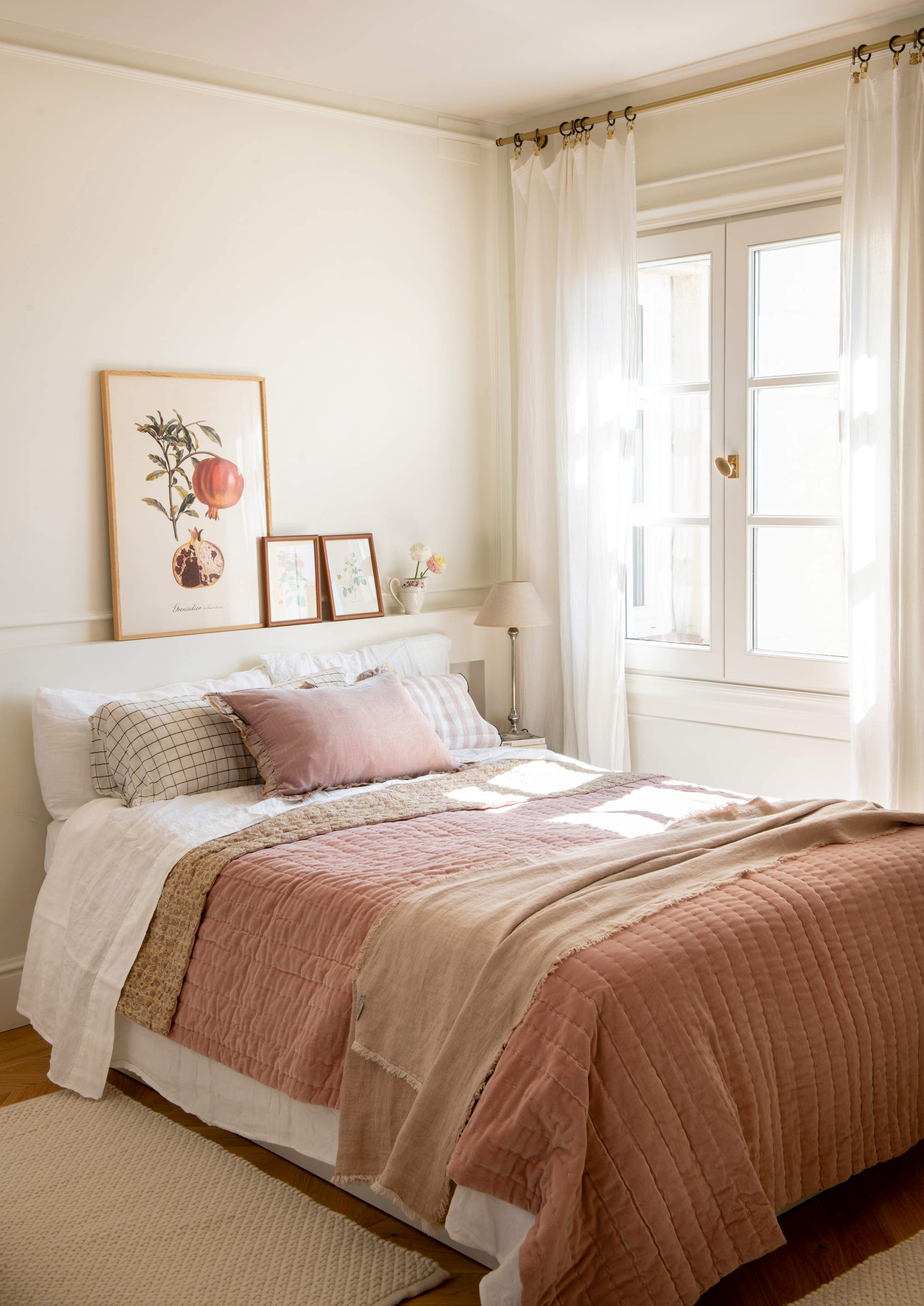 Dormitorio decorado en tonos rosas.