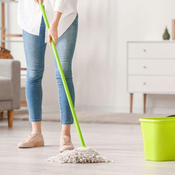 Los profesionales avisan: estos son los errores más comunes (que seguro cometes) a la hora de fregar el suelo