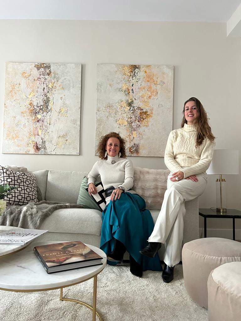 Retrato de las decoradoras Dafne Vijande, a la izquierda, e India Arriaga, a la derecha.