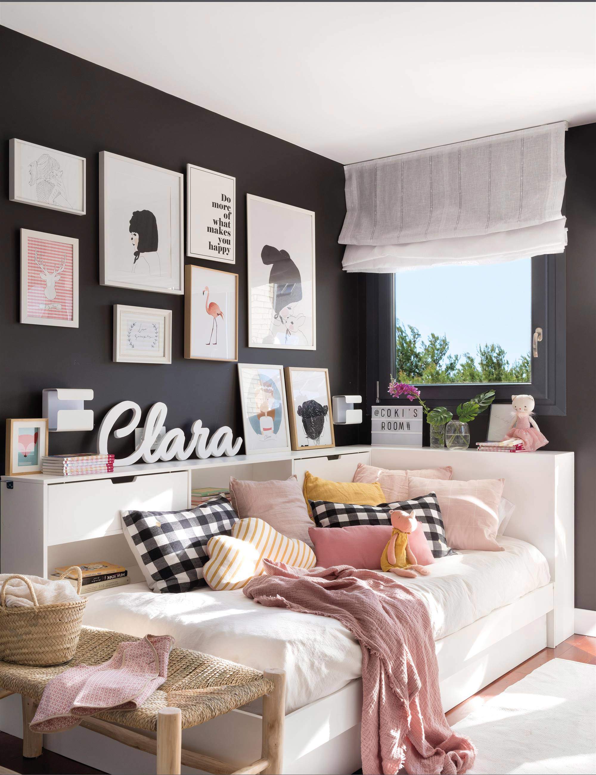 Dormitorio juvenil con pared pintada en negro.