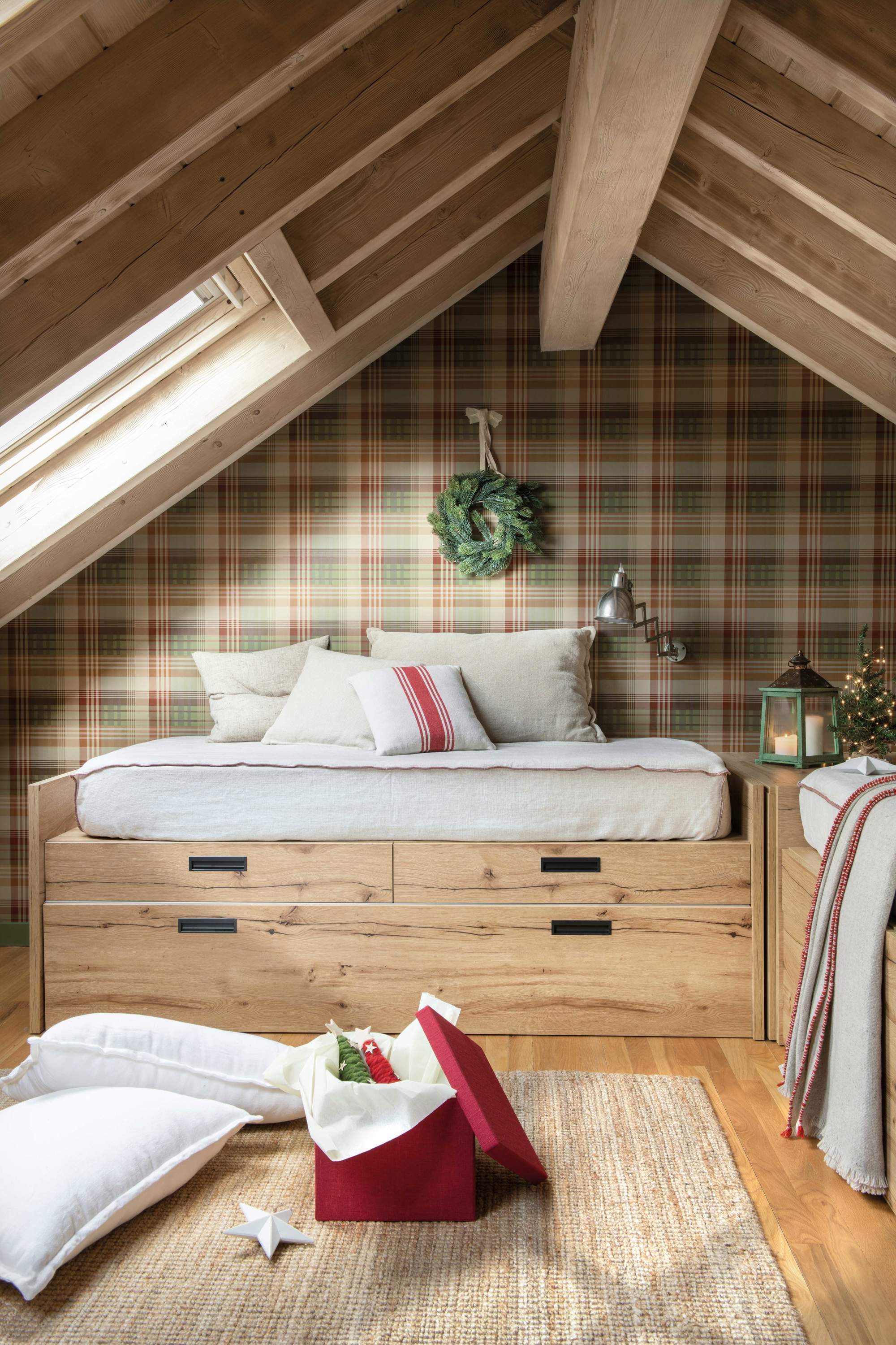 Dormitorio abuhardillado con camas con cajones