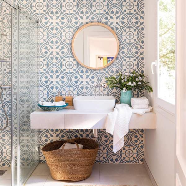 Reforma en el baño sin obras: 5 azulejos adhesivos de Leroy Merlin para un baño de revista a partir de 20 €