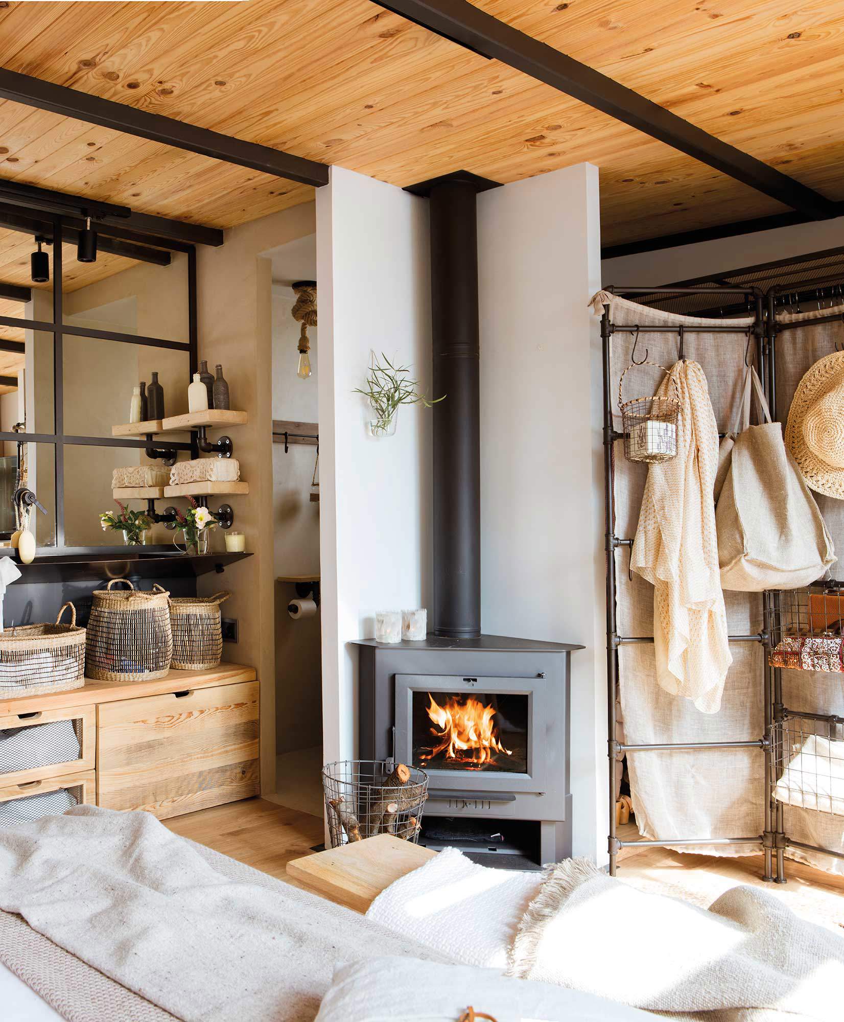 Un dormitorio de madera con chimenea.