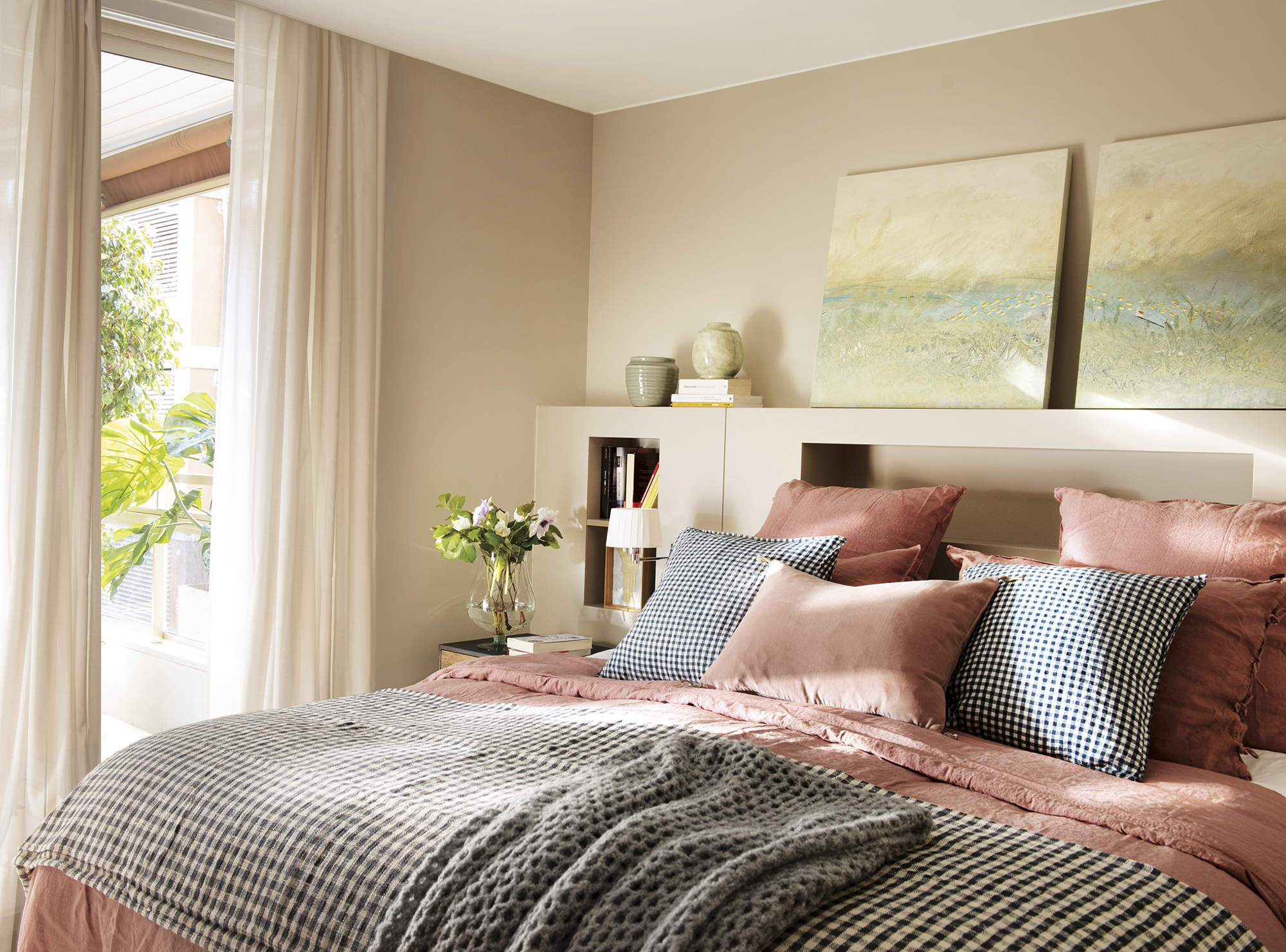 dormitorio principal con cabecero de obra y ropa de cama rosa