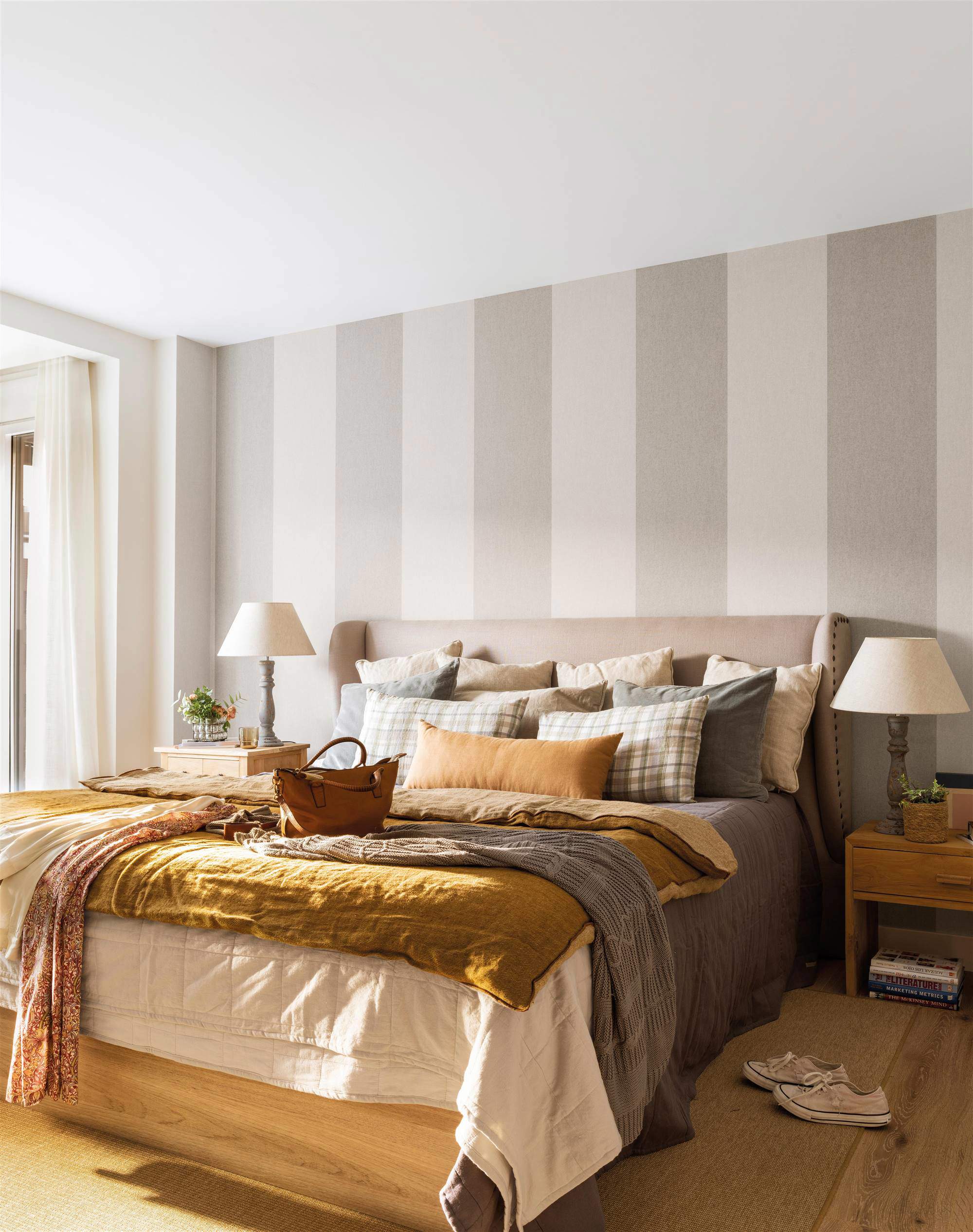 Dormitorio con papel pintado de rayas verticales 00517113