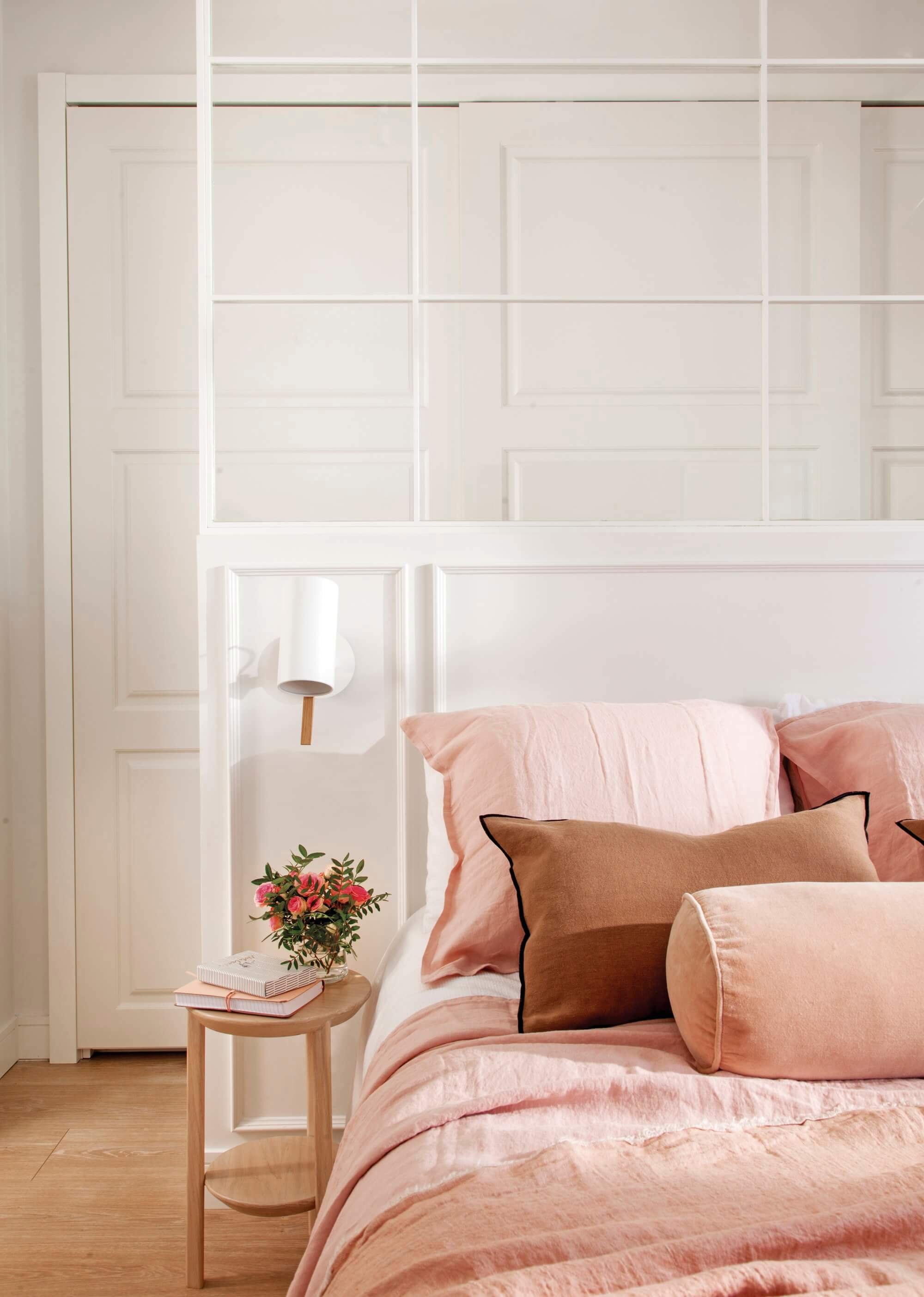 00505433 dormitorio con cabecero de cristal y ropa de cama rosa