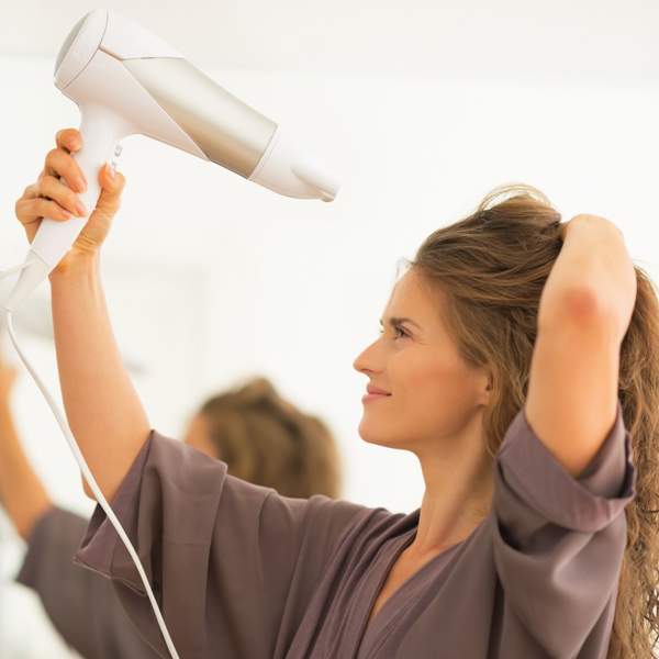 Cómo usar el secador y cómo secarte el pelo para evitar que se encrespe y se estropee (palabra de experta)