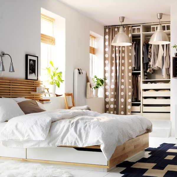 Así es el cabecero más vendido de IKEA: ahorra espacio con mesillas de noche incorporadas y con un look de tendencia