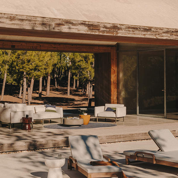 Hora de equipar tu terraza: 9 imprescindibles de la nueva colección de Kave Home que deberías fichar